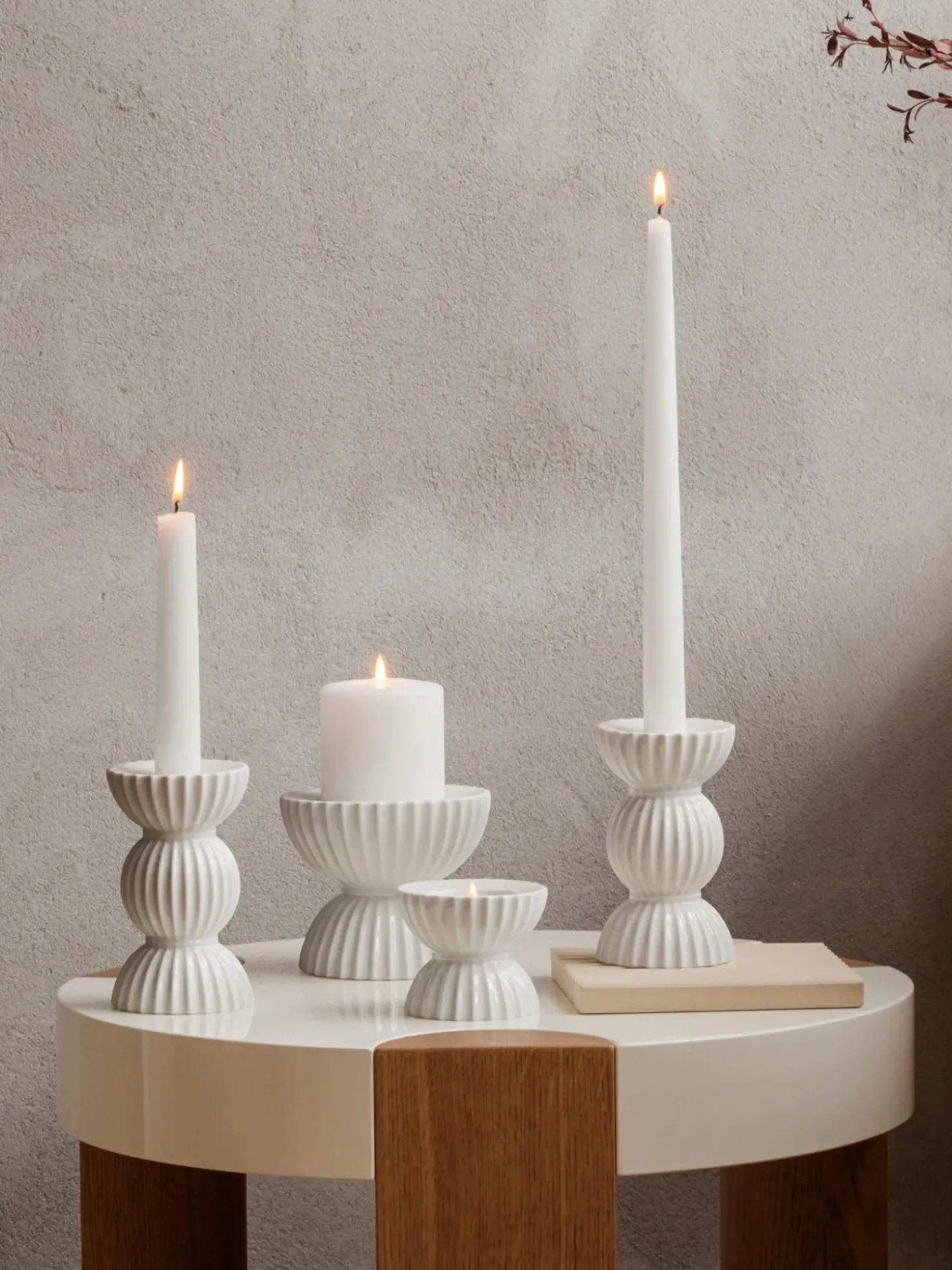 Portacandele In Porcellana Con Superficie Scanalata Tura