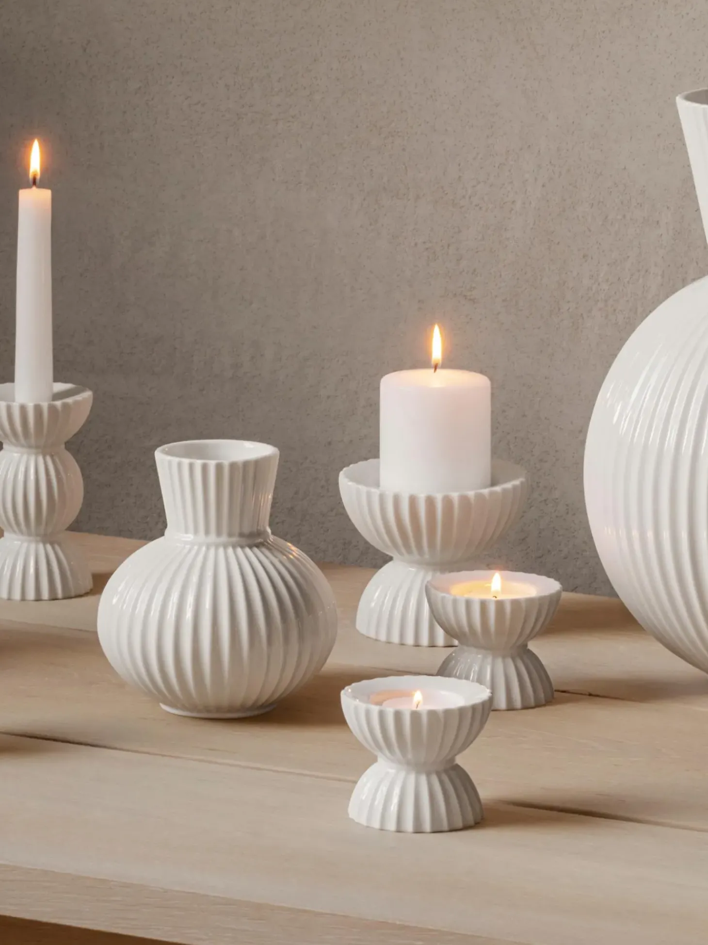 Portacandele In Porcellana Con Superficie Scanalata Tura