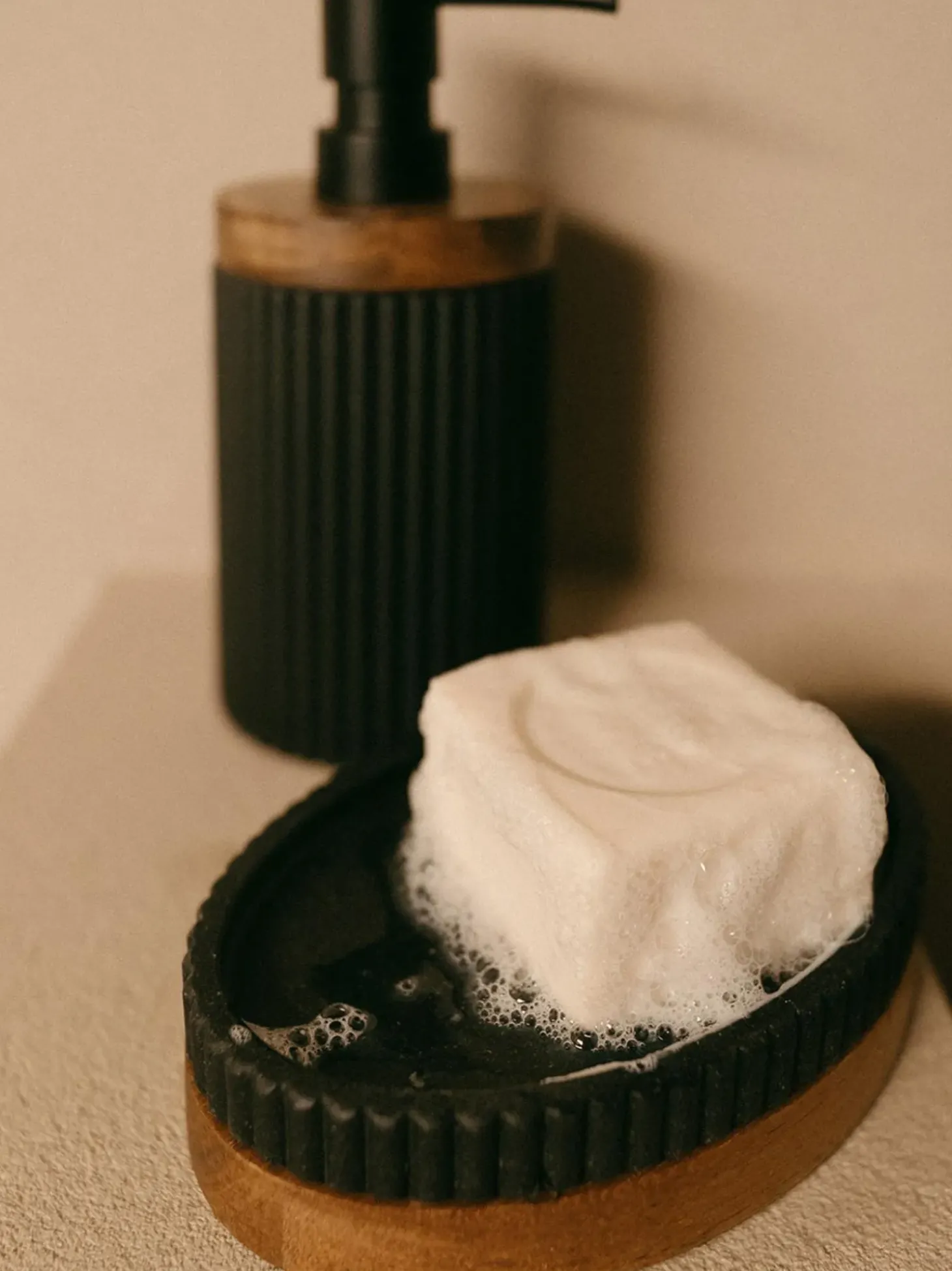 Portasapone Ovale Con Dettaglio In Legno Laura