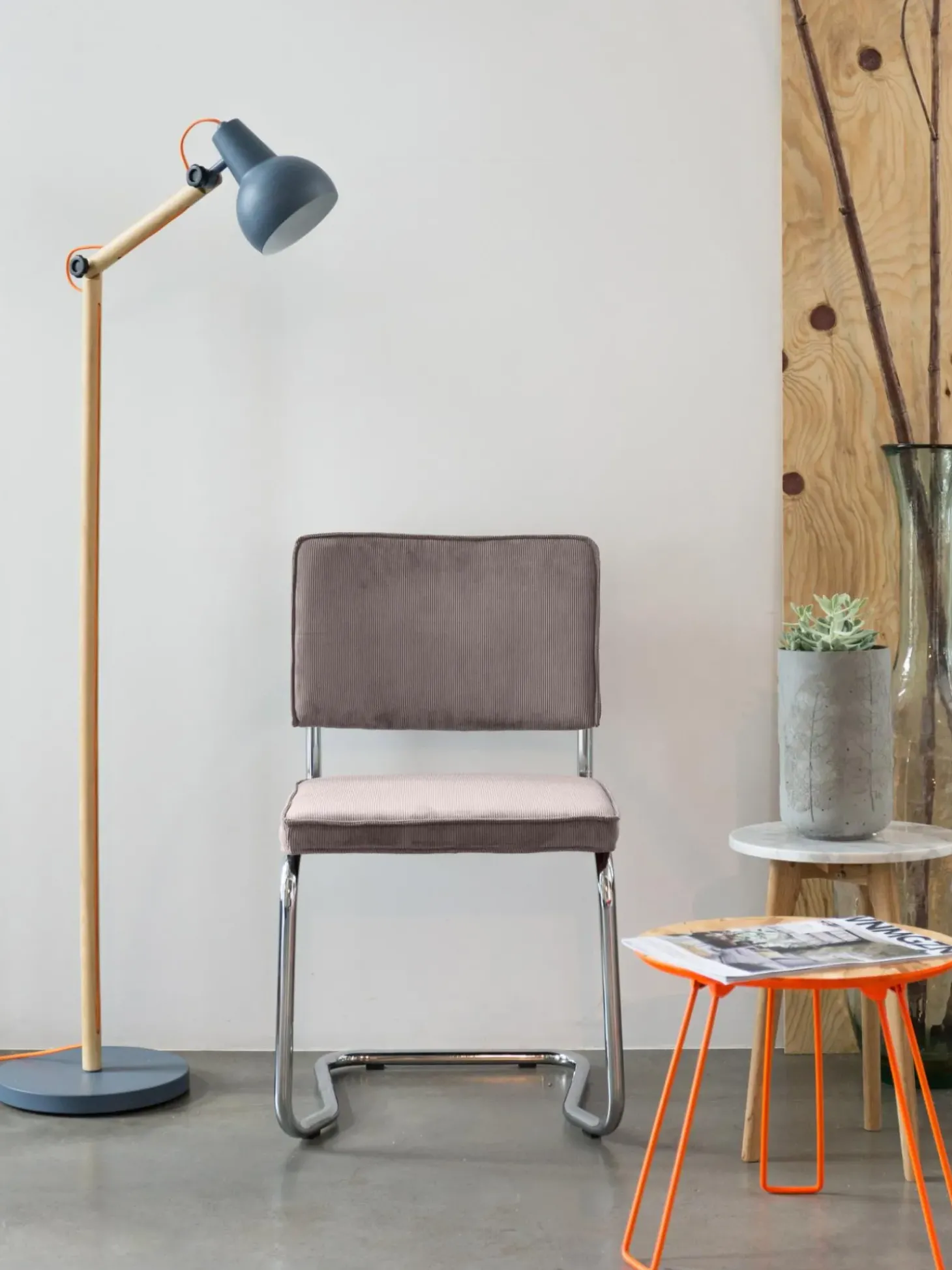 Sedia Cantilever In Velluto A Coste Kink