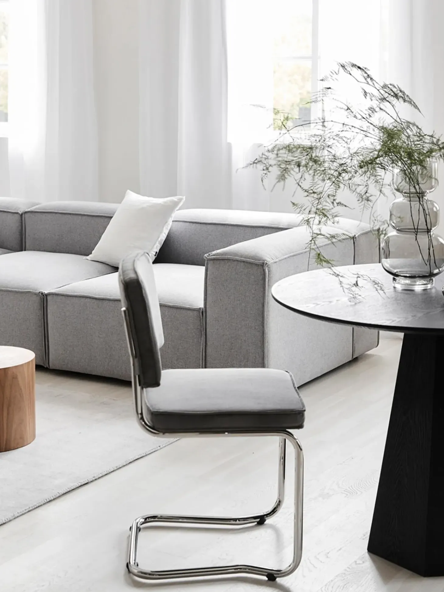 Sedia Cantilever In Velluto A Coste Kink