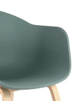 Sedia Con Braccioli E Gambe In Legno Claire