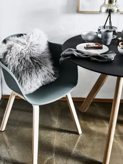 Sedia Con Braccioli E Gambe In Legno Claire