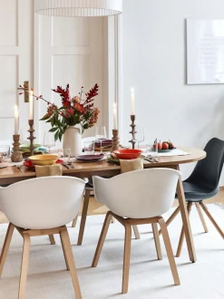 Sedia Con Braccioli In Plastica Con Gambe In Legno Claire