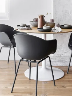 Sedia Con Braccioli In Plastica Con Gambe In Metallo Claire