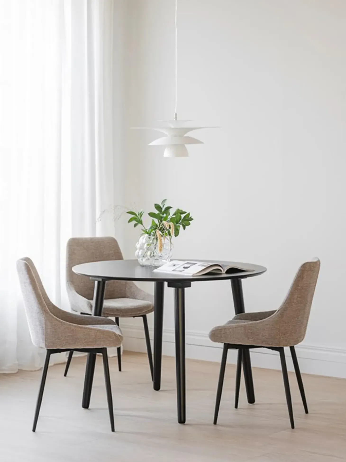 Set Tavolo Con Sedie Imbottite Yumi 3 Pz