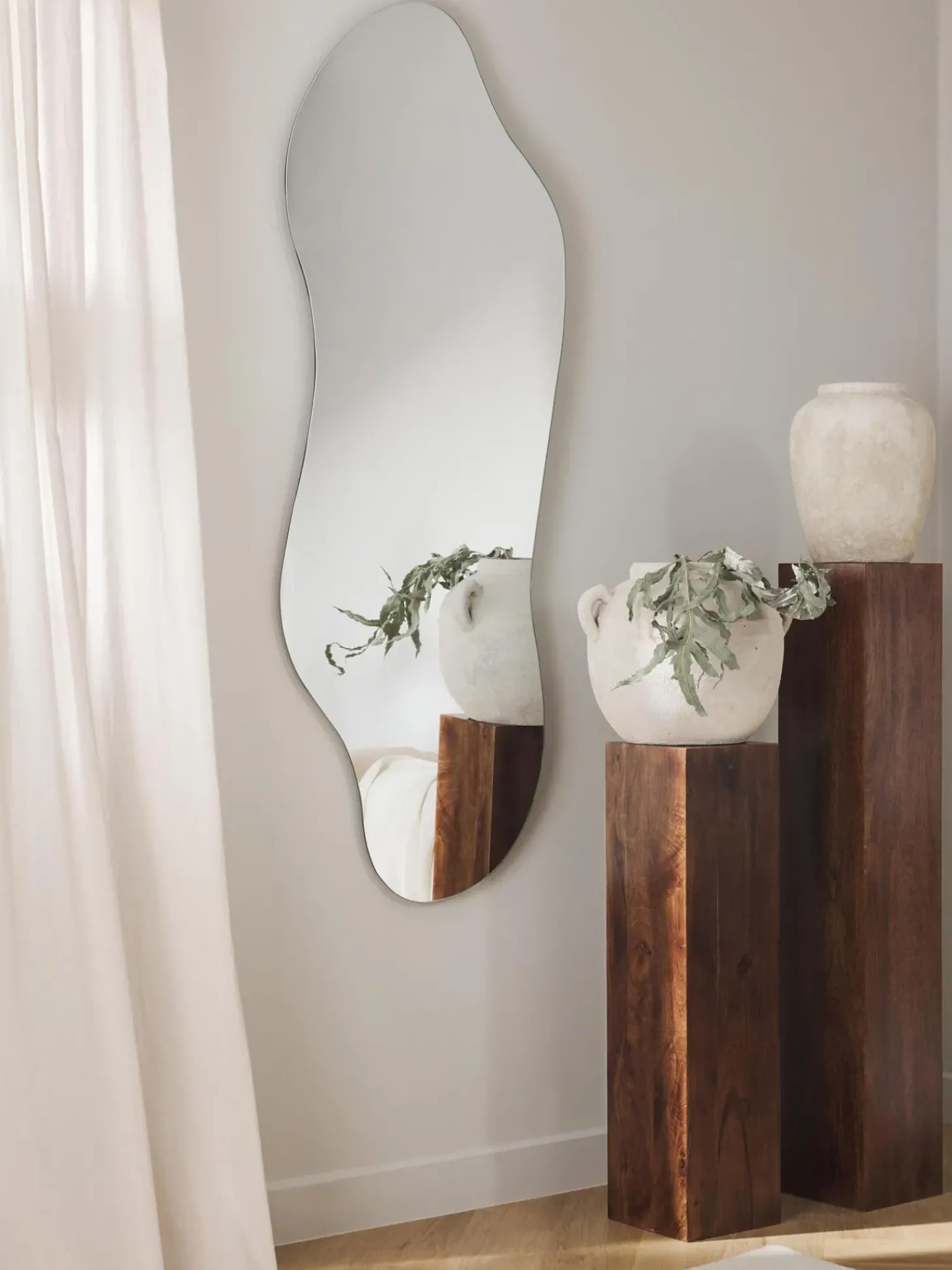 Specchio Da Parete Dalla Forma Organica Senza Cornice Lia