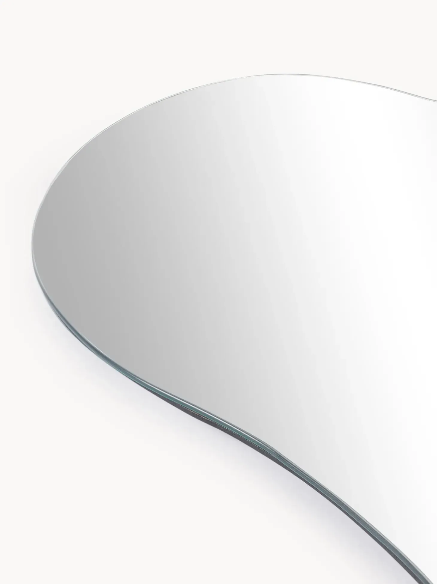 Specchio Da Parete Dalla Forma Organica Senza Cornice Lia