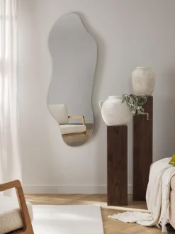 Specchio Da Parete Dalla Forma Organica Senza Cornice Lia