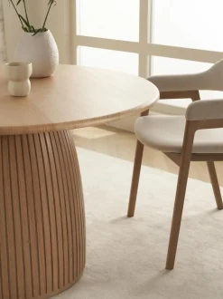 Tavolo Da Pranzo Rotondo Con Struttura Scanalata In Legno Di Quercia Nelly, In Varie Misure