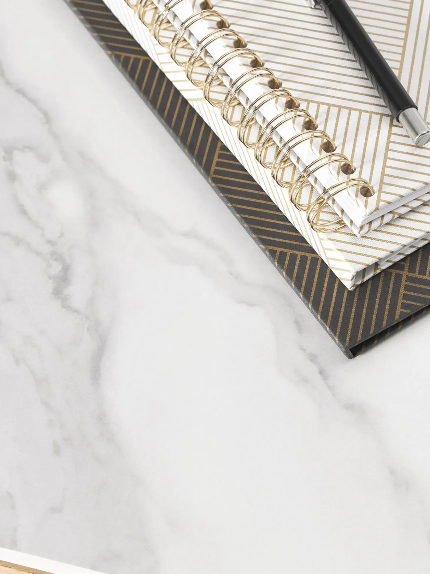 Tavolo Effetto Marmo Jackson, In Diverse Misure