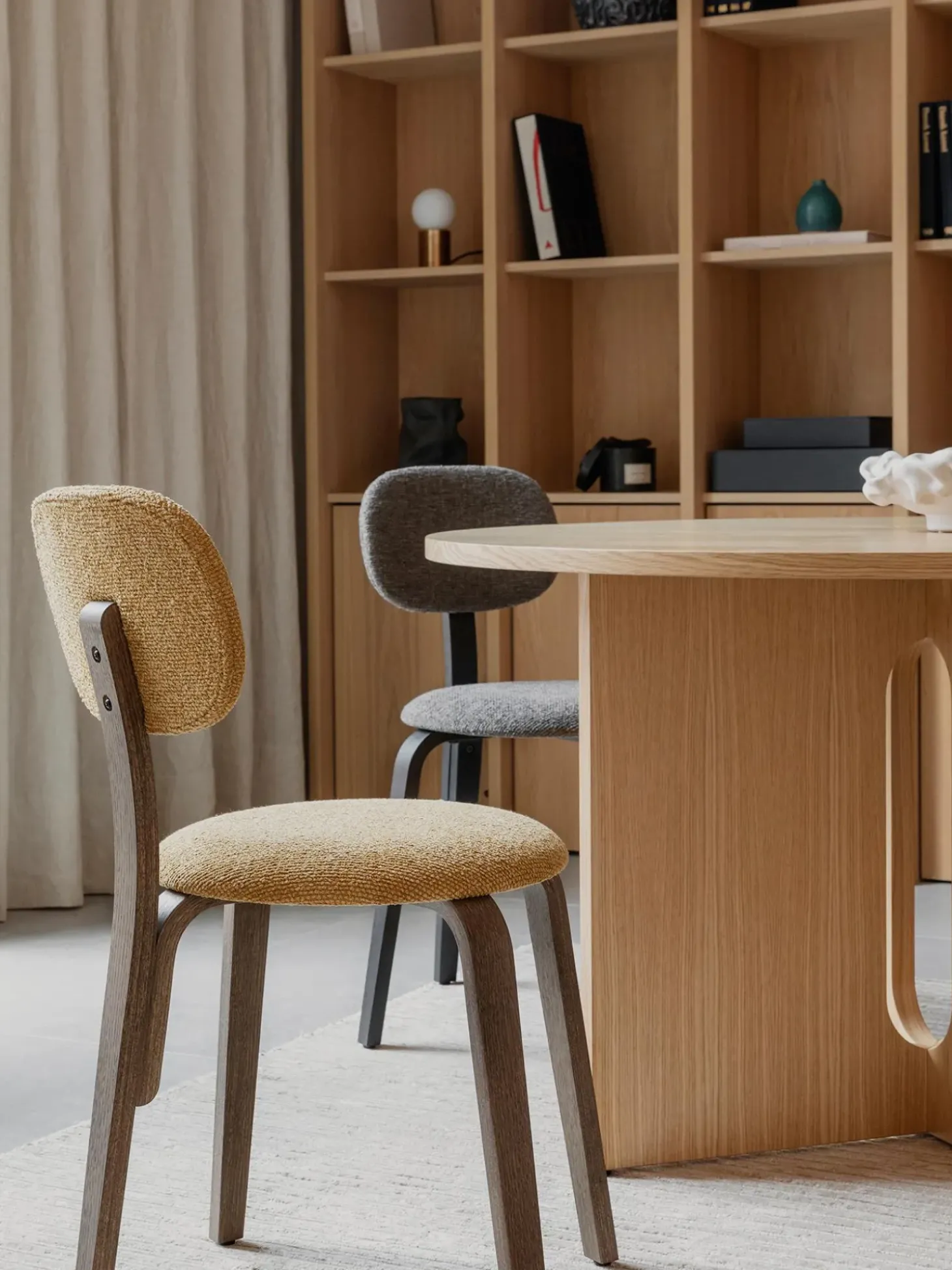 Tavolo Rotondo Con Finitura Di Quercia Androgyne, In Varie Misure