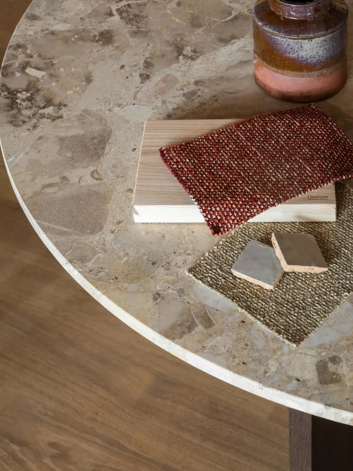 Tavolo Rotondo Con Piano In Arenaria Androgyne, O 120 Cm