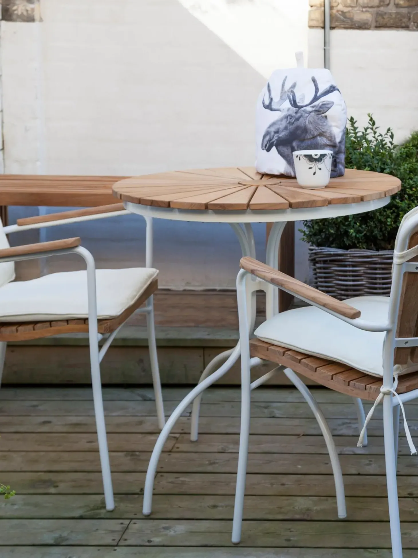 Tavolo Rotondo Da Balcone Con Piano In Legno Di Teak Hard & Ellen