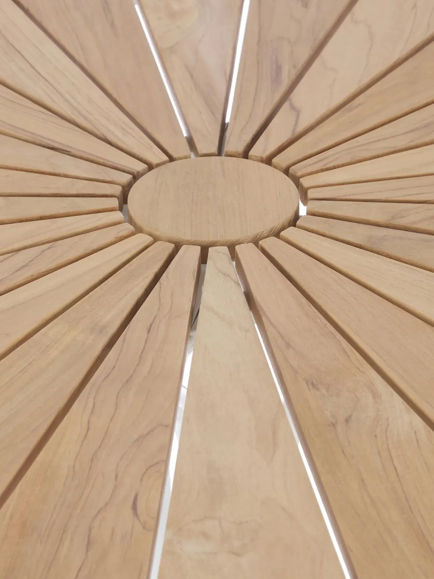 Tavolo Rotondo Da Balcone Con Piano In Legno Di Teak Hard & Ellen