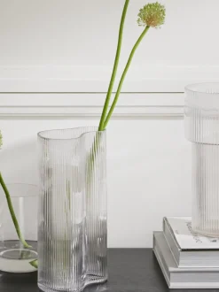 Vaso Di Design In Vetro Soffiato Con Rilievo Scanalato Dawn